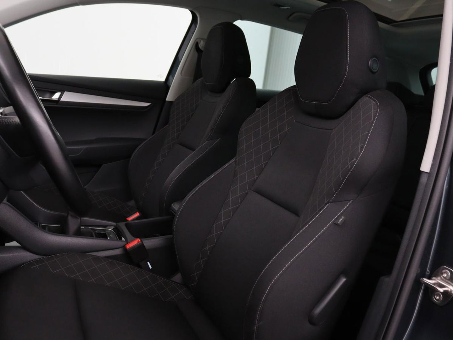 Škoda Karoq 1.0 TSI Business Edition | Panoramadak | Stoelverwarming | Trekhaak | Carplay | Navigatie | Climate control | Parkeerhulp | Cruise control
