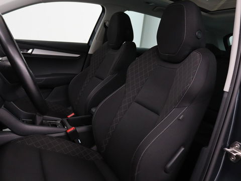 Škoda Karoq 1.0 TSI Business Edition | Panoramadak | Stoelverwarming | Trekhaak | Carplay | Navigatie | Climate control | Parkeerhulp | Cruise control