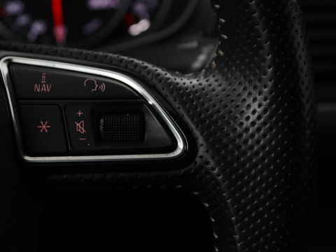 Audi A6 2.0 TFSI quattro S line | Stoelverwarming | Trekhaak | Leder/Alcantara | Camera | Navigatie | Achterbankverwarming | 20'' lichtmetalen velgen | Xenon | Parkeerhulp | Bluetooth
