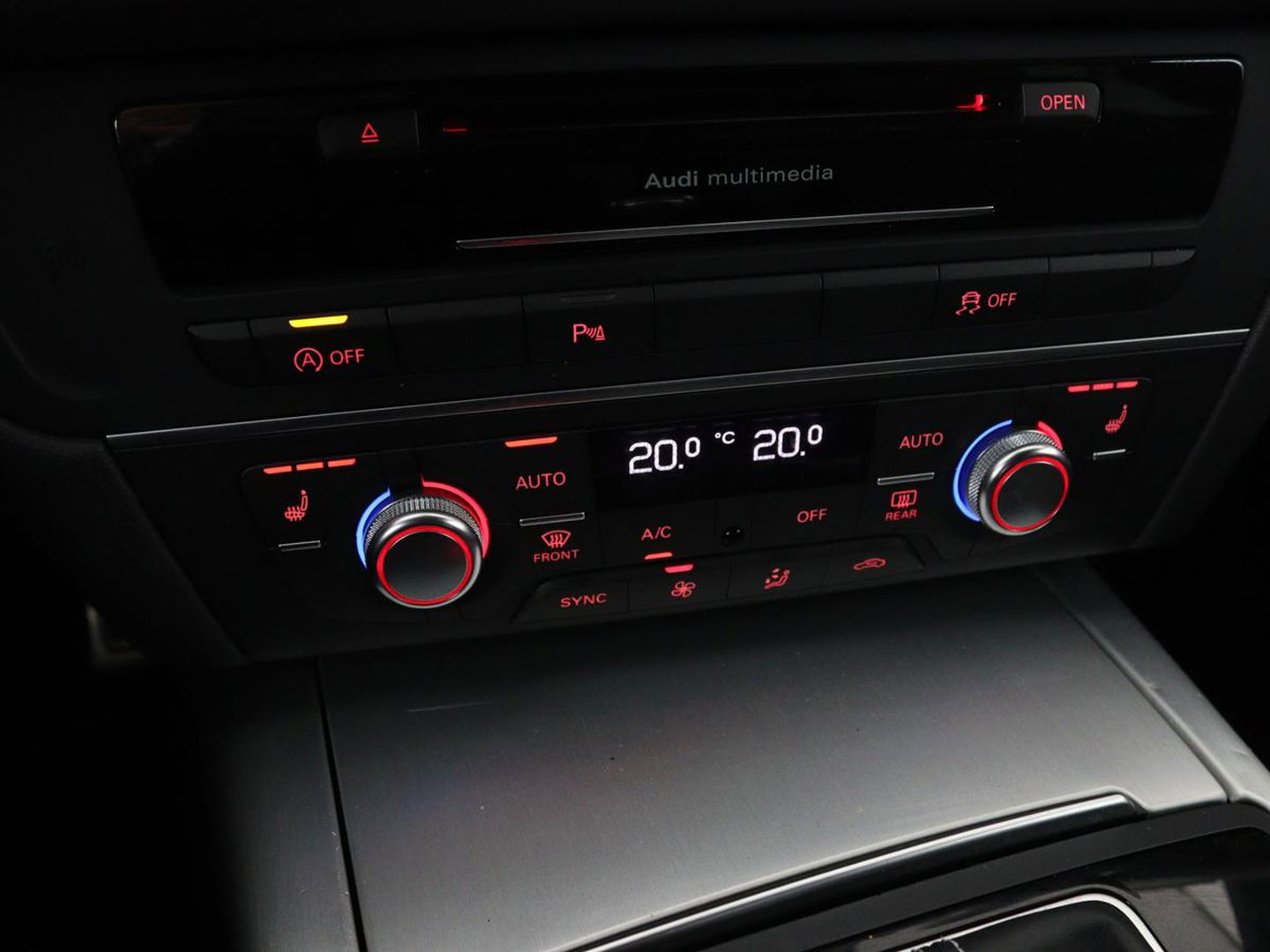 Audi A6 2.0 TFSI quattro S line | Stoelverwarming | Trekhaak | Leder/Alcantara | Camera | Navigatie | Achterbankverwarming | 20'' lichtmetalen velgen | Xenon | Parkeerhulp | Bluetooth