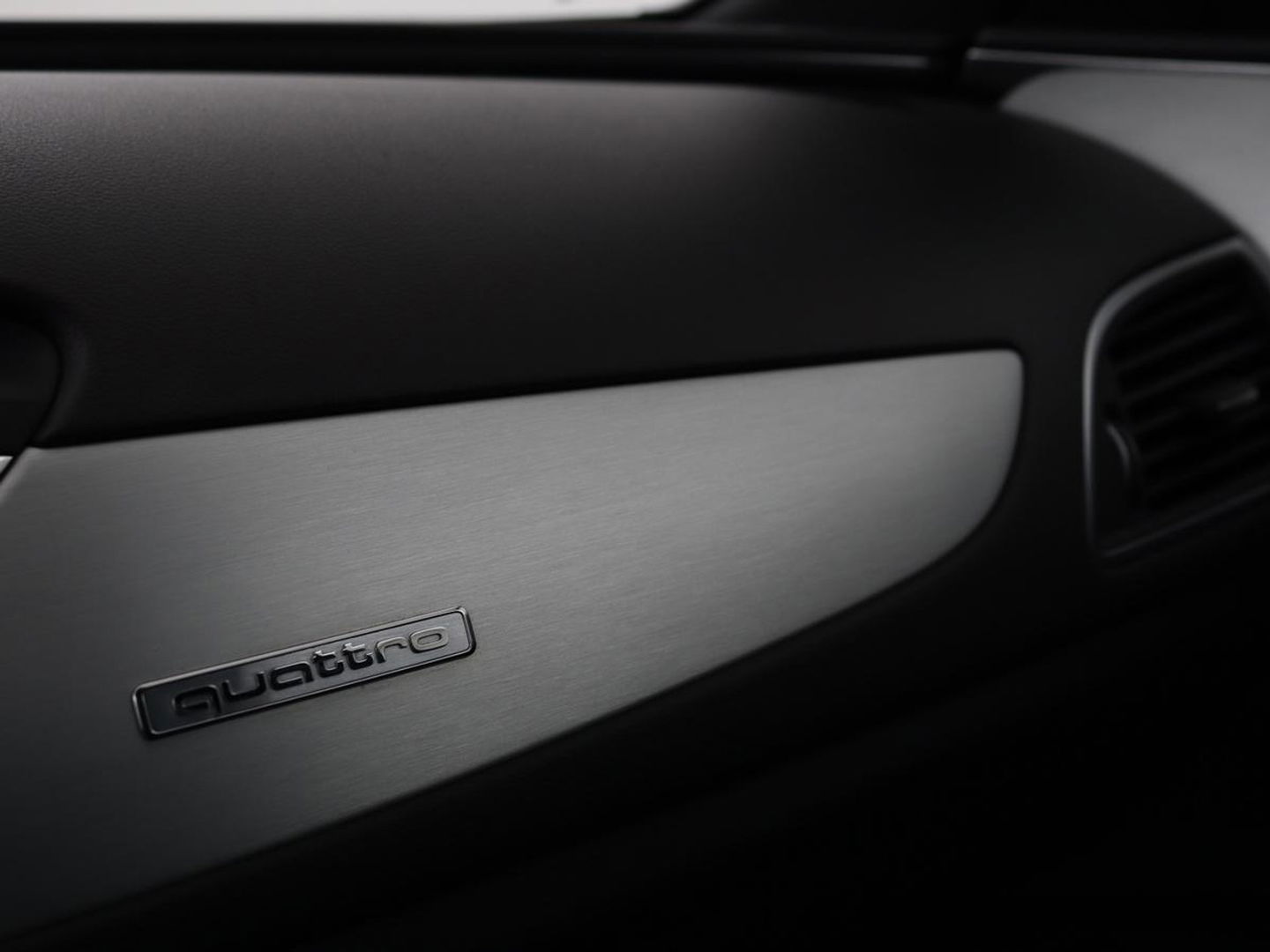 Audi A6 2.0 TFSI quattro S line | Stoelverwarming | Trekhaak | Leder/Alcantara | Camera | Navigatie | Achterbankverwarming | 20'' lichtmetalen velgen | Xenon | Parkeerhulp | Bluetooth