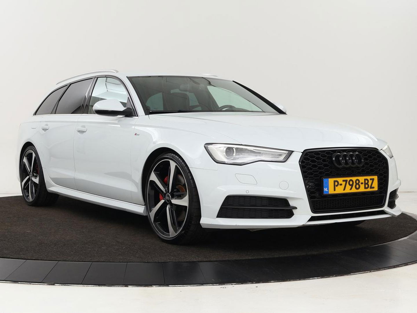 Audi A6 2.0 TFSI quattro S line | Stoelverwarming | Trekhaak | Leder/Alcantara | Camera | Navigatie | Achterbankverwarming | 20'' lichtmetalen velgen | Xenon | Parkeerhulp | Bluetooth