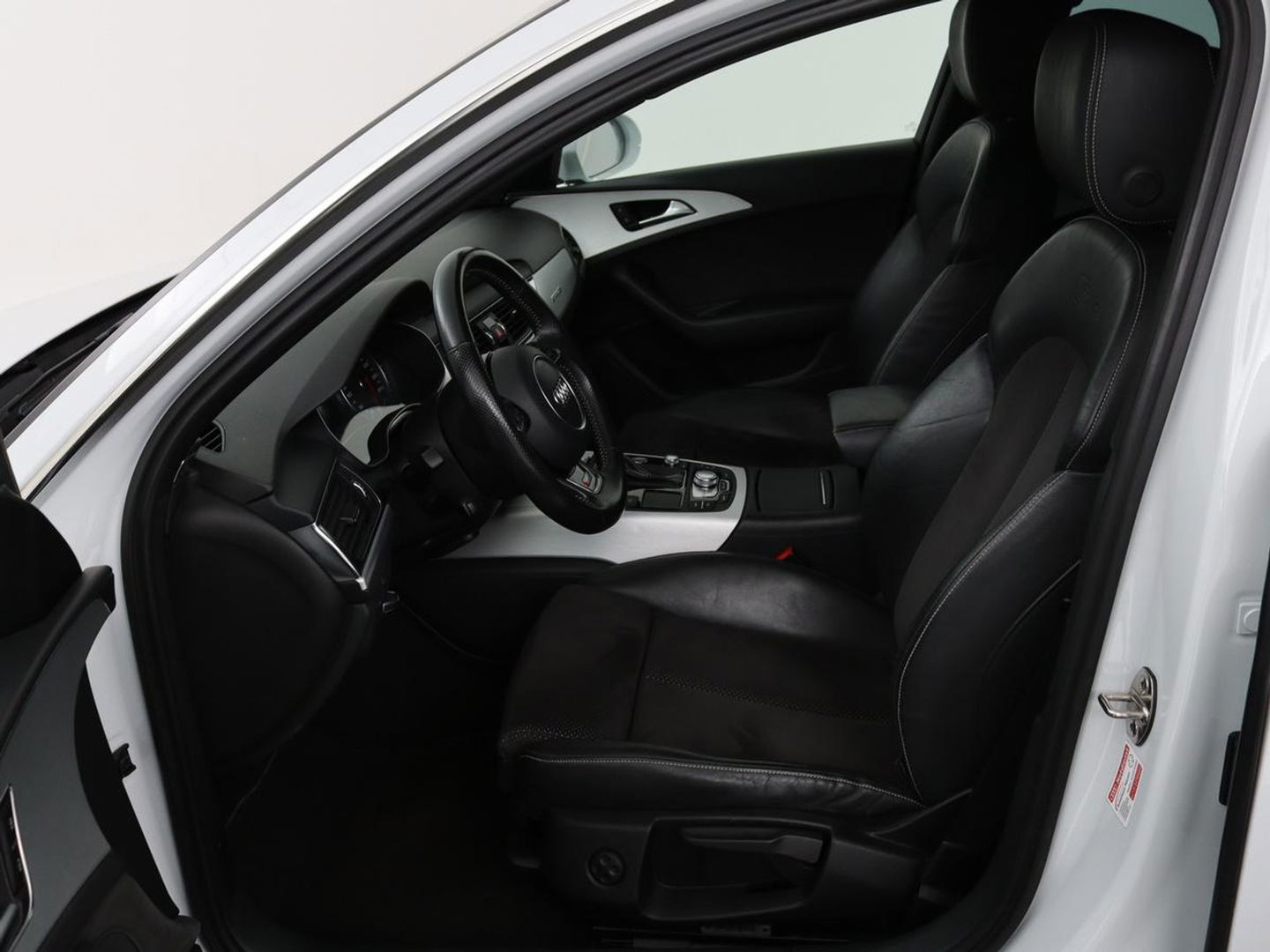 Audi A6 2.0 TFSI quattro S line | Stoelverwarming | Trekhaak | Leder/Alcantara | Camera | Navigatie | Achterbankverwarming | 20'' lichtmetalen velgen | Xenon | Parkeerhulp | Bluetooth