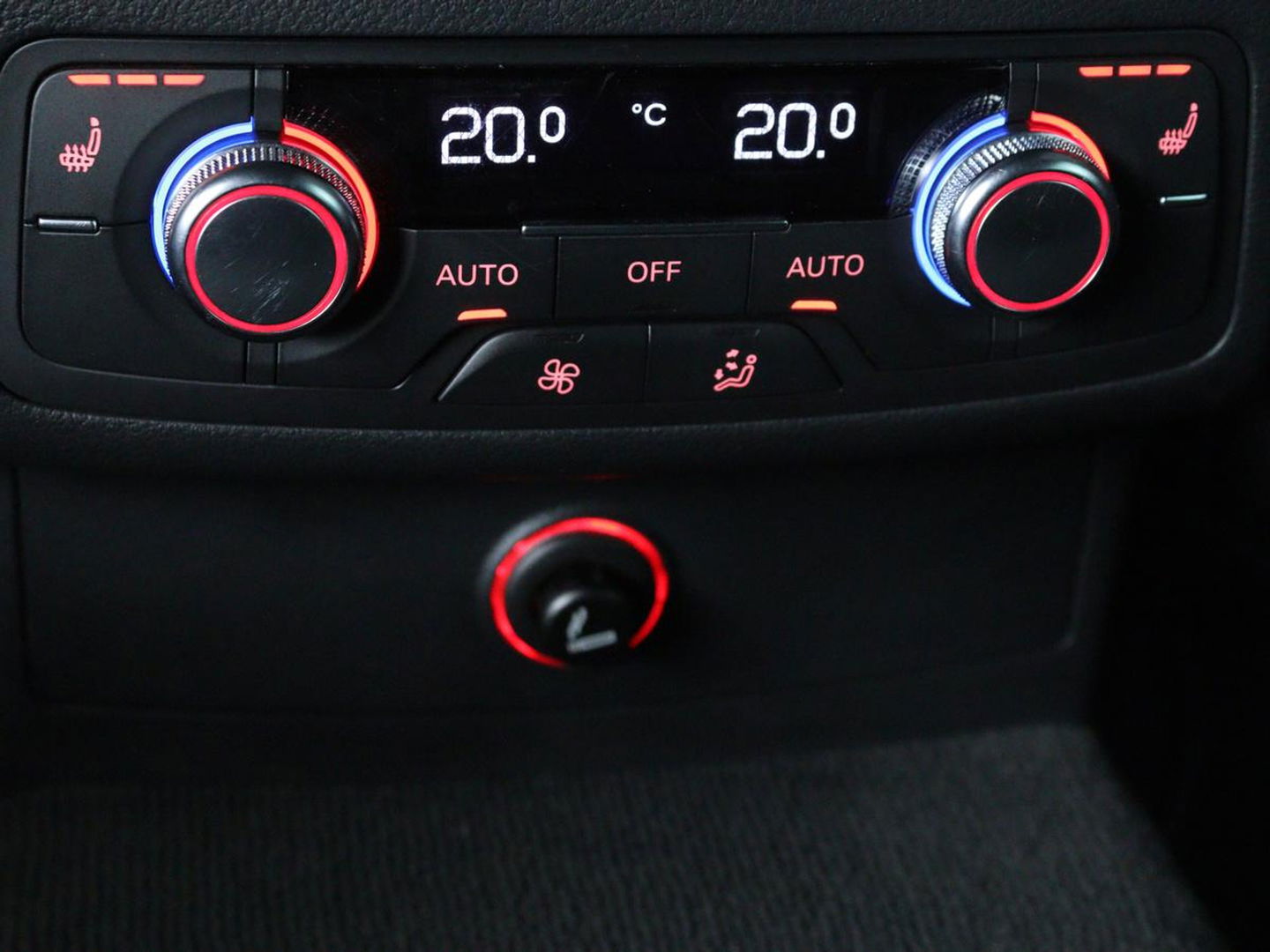 Audi A6 2.0 TFSI quattro S line | Stoelverwarming | Trekhaak | Leder/Alcantara | Camera | Navigatie | Achterbankverwarming | 20'' lichtmetalen velgen | Xenon | Parkeerhulp | Bluetooth
