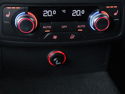 Audi A6 2.0 TFSI quattro S line | Stoelverwarming | Trekhaak | Leder/Alcantara | Camera | Navigatie | Achterbankverwarming | 20'' lichtmetalen velgen | Xenon | Parkeerhulp | Bluetooth