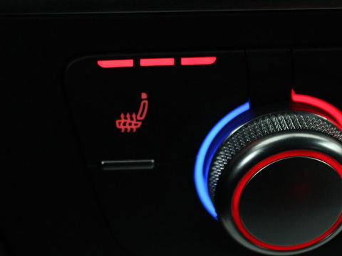 Audi A6 2.0 TFSI quattro S line | Stoelverwarming | Trekhaak | Leder/Alcantara | Camera | Navigatie | Achterbankverwarming | 20'' lichtmetalen velgen | Xenon | Parkeerhulp | Bluetooth