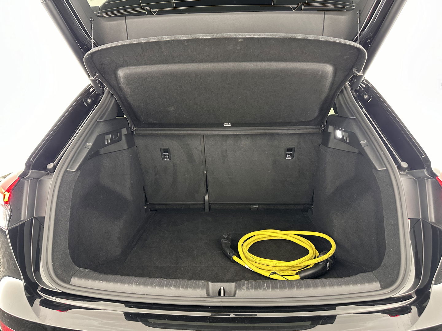 Audi Q4 e-tron 40 S edition 77 kWh S-Line-Sportpack [ 3-Fase ] (INCL-BTW) *HEAT-PUMP | LEATHER-FABRIC | MATRIX-LED | ADAPTIVE-CRUISE | AMBIENT-LIGHT | DIGI-COCKPIT | AUDI-SOUND | DAB+ | KEYLESS | SHIFT-PADDLES | CAMERA | HEATED-SPORTSEATS | 20''ALU*