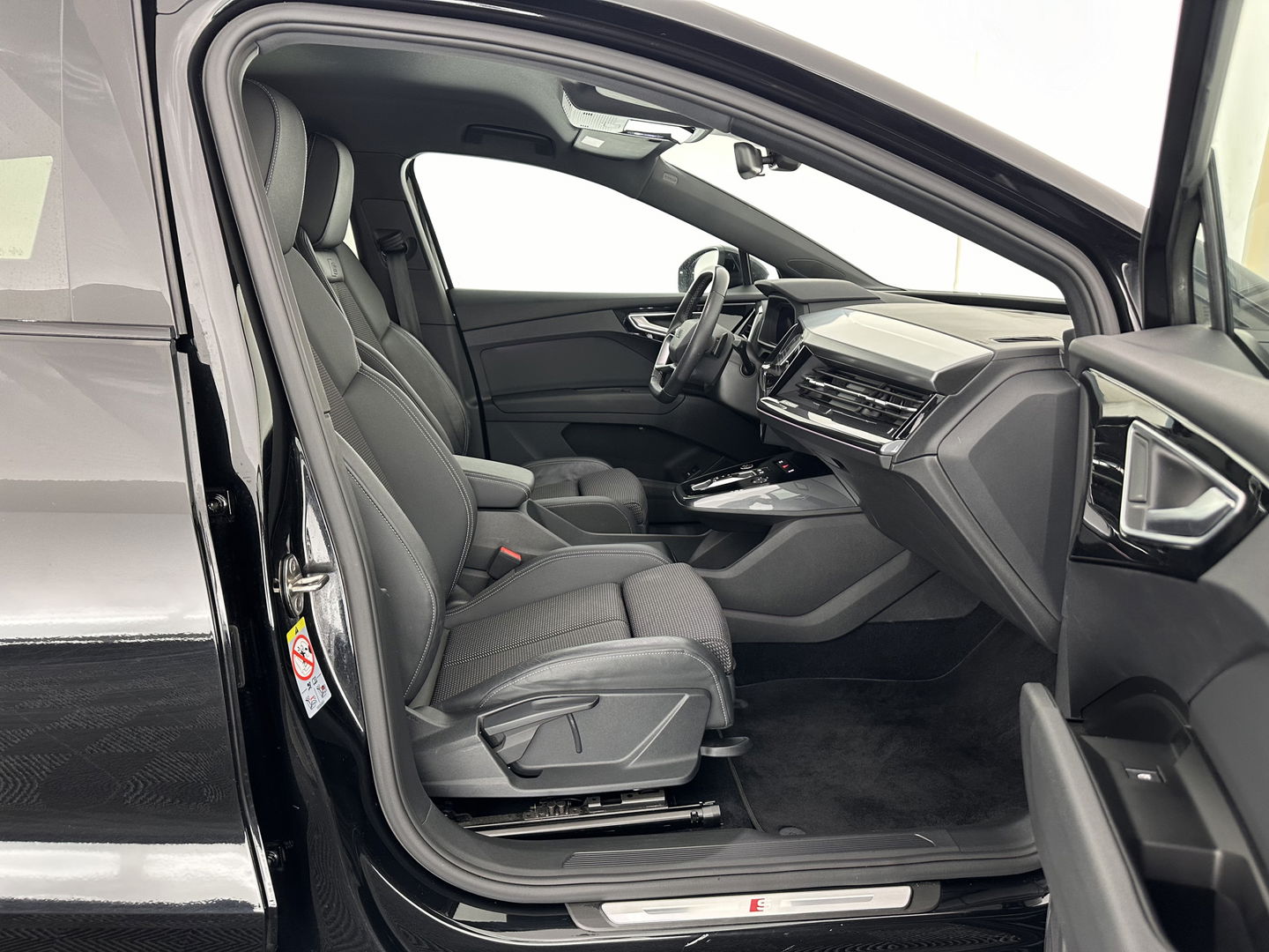 Audi Q4 e-tron 40 S edition 77 kWh S-Line-Sportpack [ 3-Fase ] (INCL-BTW) *HEAT-PUMP | LEATHER-FABRIC | MATRIX-LED | ADAPTIVE-CRUISE | AMBIENT-LIGHT | DIGI-COCKPIT | AUDI-SOUND | DAB+ | KEYLESS | SHIFT-PADDLES | CAMERA | HEATED-SPORTSEATS | 20''ALU*