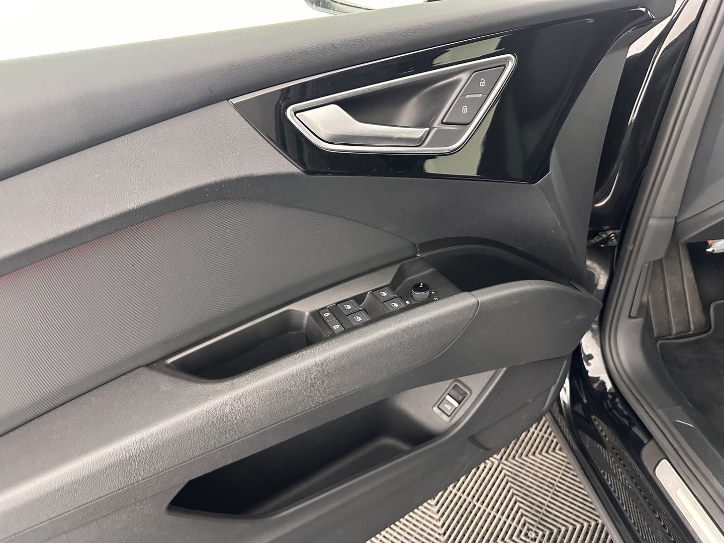 Audi Q4 e-tron 40 S edition 77 kWh S-Line-Sportpack [ 3-Fase ] (INCL-BTW) *HEAT-PUMP | LEATHER-FABRIC | MATRIX-LED | ADAPTIVE-CRUISE | AMBIENT-LIGHT | DIGI-COCKPIT | AUDI-SOUND | DAB+ | KEYLESS | SHIFT-PADDLES | CAMERA | HEATED-SPORTSEATS | 20''ALU*