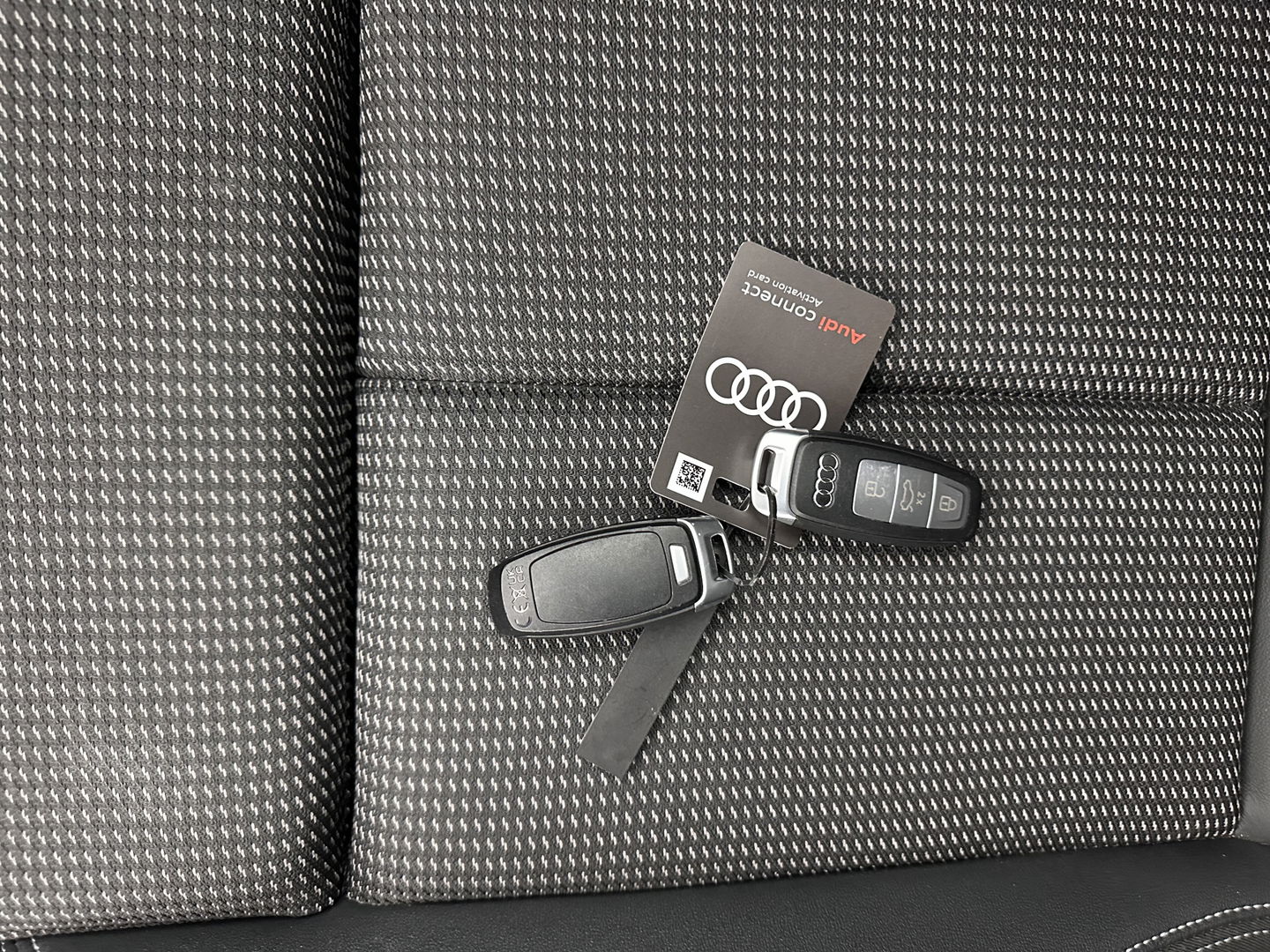 Audi Q4 e-tron 40 S edition 77 kWh S-Line-Sportpack [ 3-Fase ] (INCL-BTW) *HEAT-PUMP | LEATHER-FABRIC | MATRIX-LED | ADAPTIVE-CRUISE | AMBIENT-LIGHT | DIGI-COCKPIT | AUDI-SOUND | DAB+ | KEYLESS | SHIFT-PADDLES | CAMERA | HEATED-SPORTSEATS | 20''ALU*