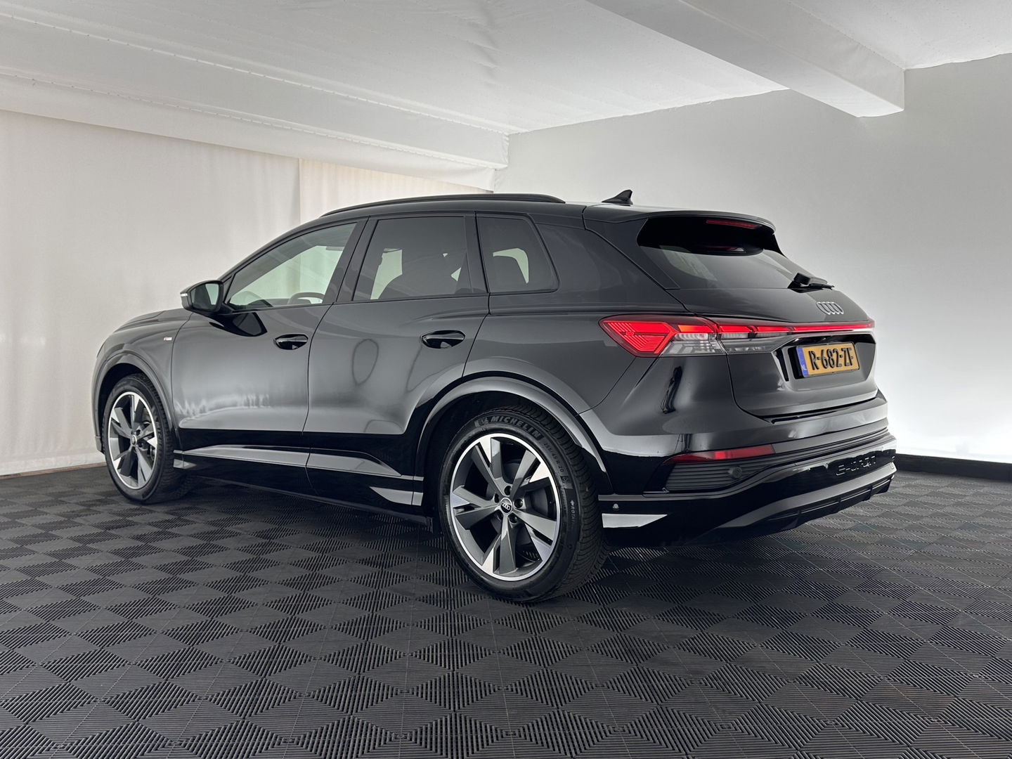 Audi Q4 e-tron 40 S edition 77 kWh S-Line-Sportpack [ 3-Fase ] (INCL-BTW) *HEAT-PUMP | LEATHER-FABRIC | MATRIX-LED | ADAPTIVE-CRUISE | AMBIENT-LIGHT | DIGI-COCKPIT | AUDI-SOUND | DAB+ | KEYLESS | SHIFT-PADDLES | CAMERA | HEATED-SPORTSEATS | 20''ALU*