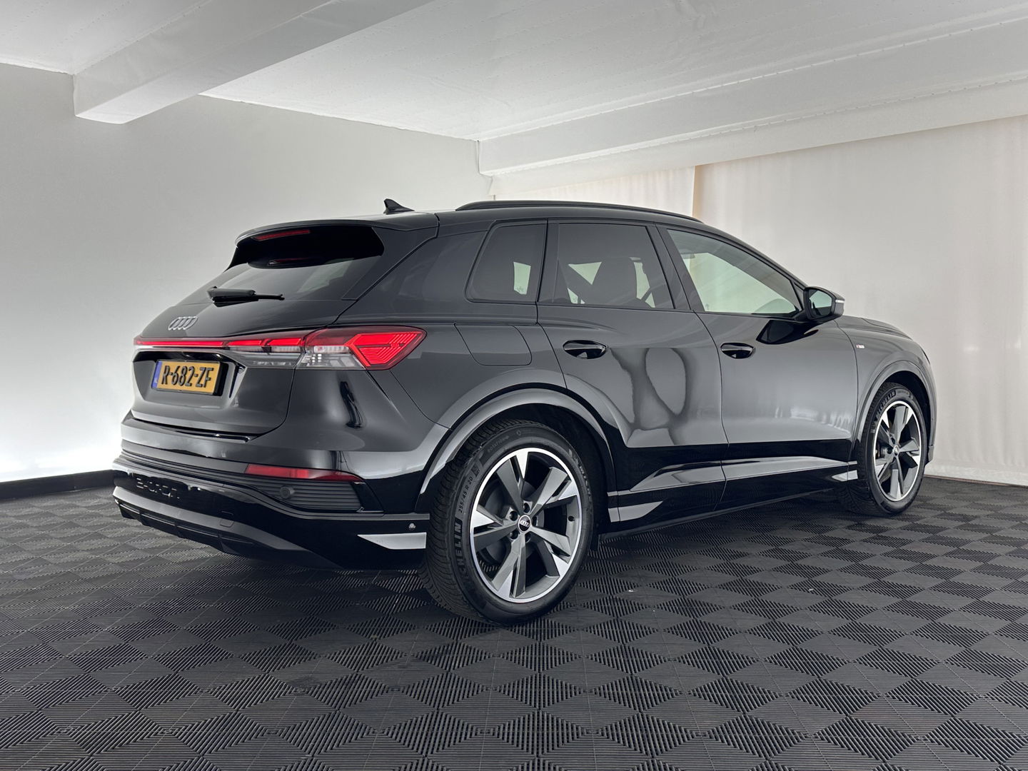 Audi Q4 e-tron 40 S edition 77 kWh S-Line-Sportpack [ 3-Fase ] (INCL-BTW) *HEAT-PUMP | LEATHER-FABRIC | MATRIX-LED | ADAPTIVE-CRUISE | AMBIENT-LIGHT | DIGI-COCKPIT | AUDI-SOUND | DAB+ | KEYLESS | SHIFT-PADDLES | CAMERA | HEATED-SPORTSEATS | 20''ALU*