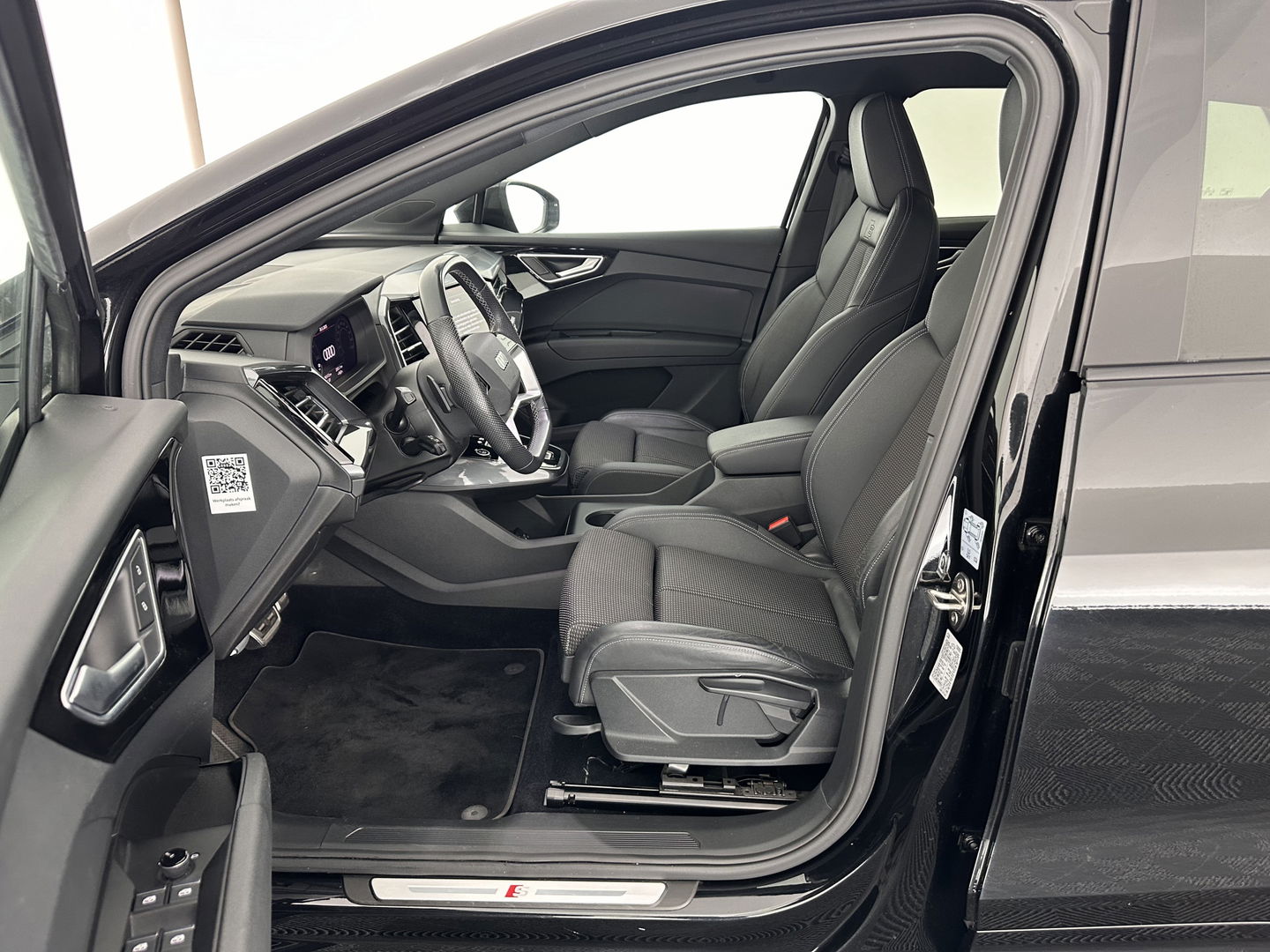 Audi Q4 e-tron 40 S edition 77 kWh S-Line-Sportpack [ 3-Fase ] (INCL-BTW) *HEAT-PUMP | LEATHER-FABRIC | MATRIX-LED | ADAPTIVE-CRUISE | AMBIENT-LIGHT | DIGI-COCKPIT | AUDI-SOUND | DAB+ | KEYLESS | SHIFT-PADDLES | CAMERA | HEATED-SPORTSEATS | 20''ALU*