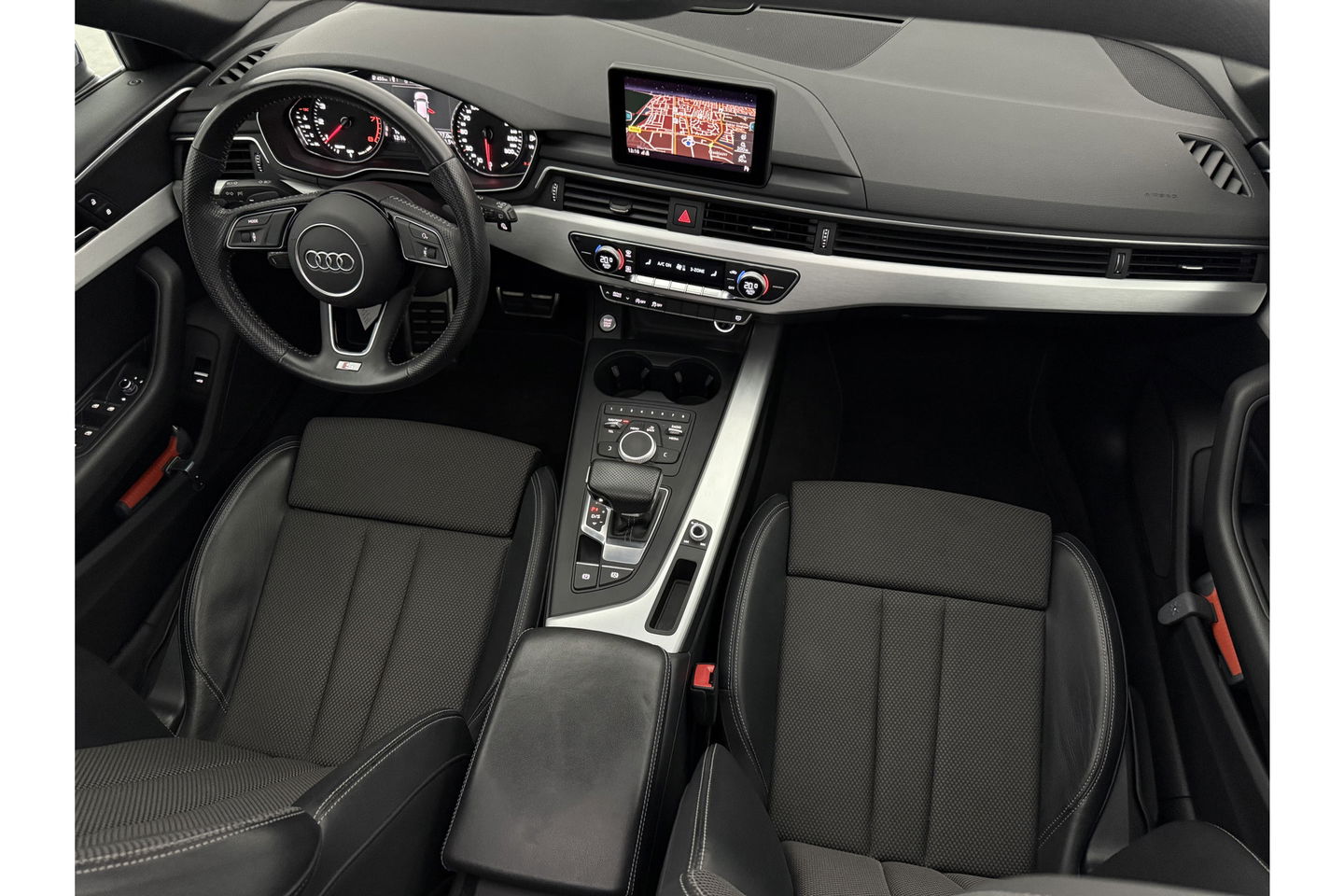 Audi A4 35 TFSI 150PK S-line Pano LED Clima Cruise Navigatie 18"LMV Parkeersensoren