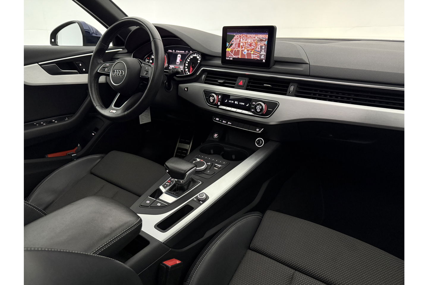 Audi A4 35 TFSI 150PK S-line Pano LED Clima Cruise Navigatie 18"LMV Parkeersensoren