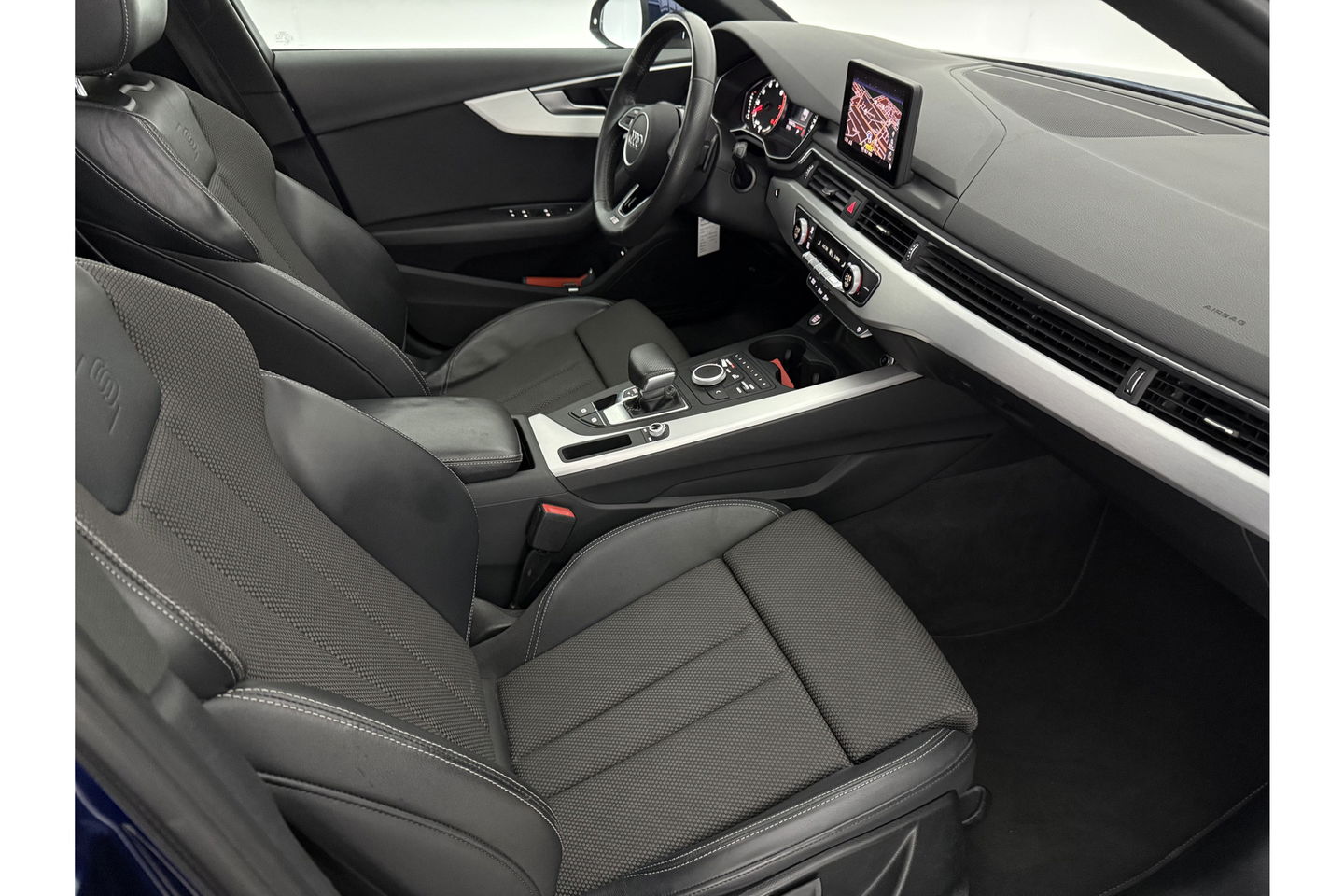 Audi A4 35 TFSI 150PK S-line Pano LED Clima Cruise Navigatie 18"LMV Parkeersensoren