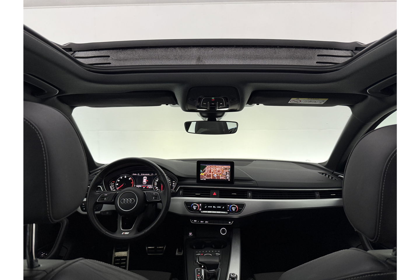 Audi A4 35 TFSI 150PK S-line Pano LED Clima Cruise Navigatie 18"LMV Parkeersensoren