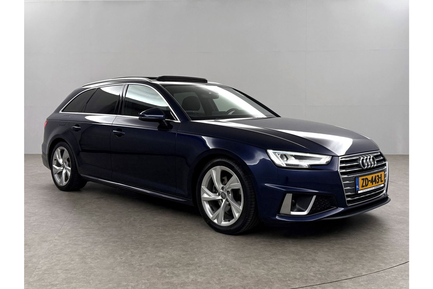 Audi A4 35 TFSI 150PK S-line Pano LED Clima Cruise Navigatie 18"LMV Parkeersensoren