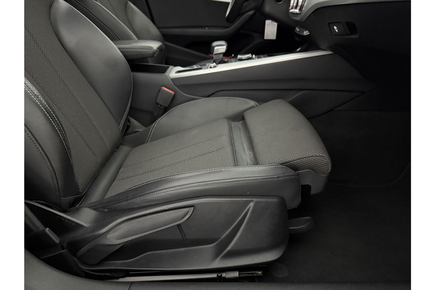 Audi A4 35 TFSI 150PK S-line Pano LED Clima Cruise Navigatie 18"LMV Parkeersensoren