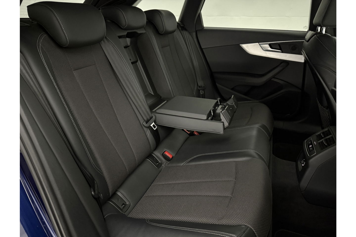Audi A4 35 TFSI 150PK S-line Pano LED Clima Cruise Navigatie 18"LMV Parkeersensoren