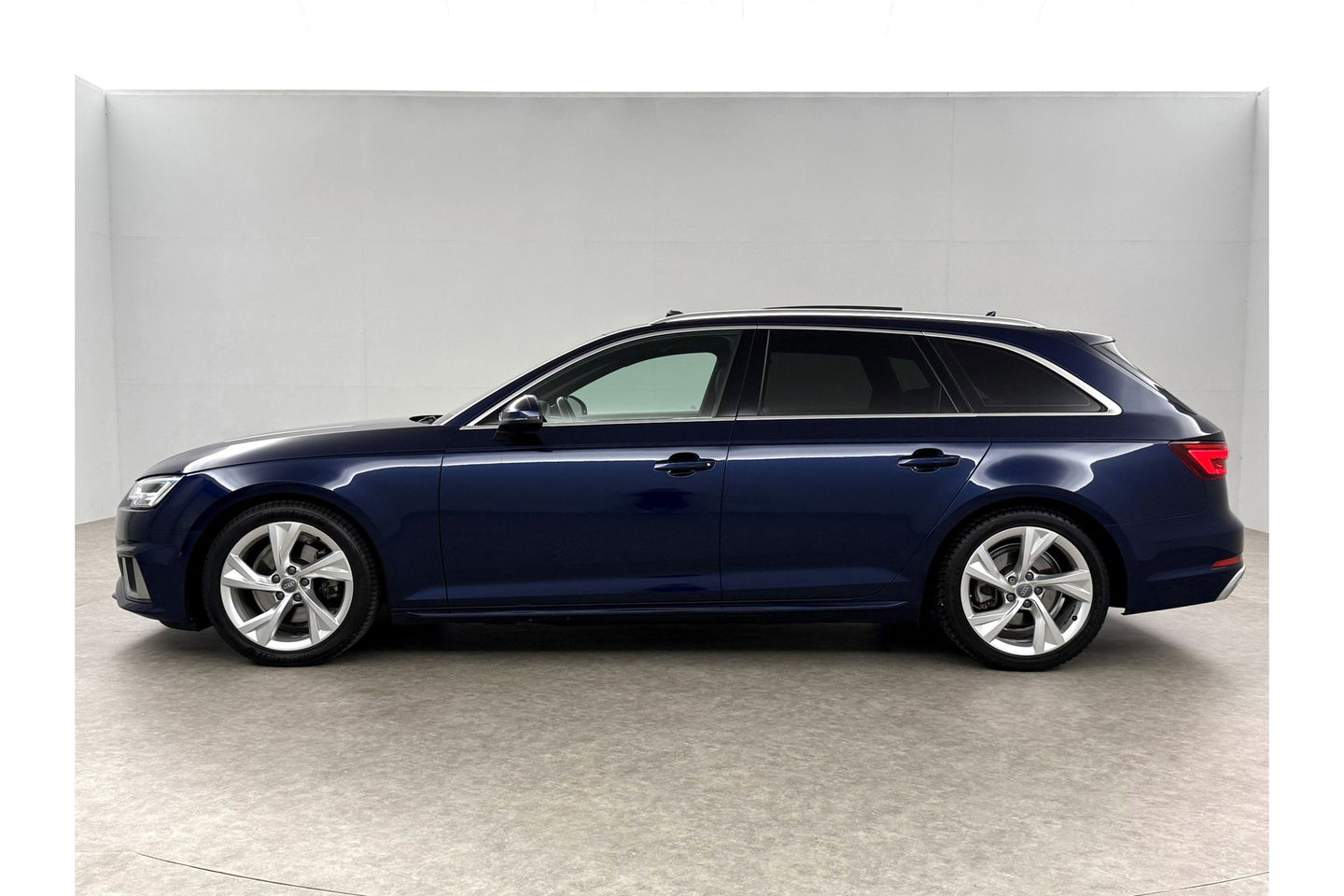 Audi A4 35 TFSI 150PK S-line Pano LED Clima Cruise Navigatie 18"LMV Parkeersensoren