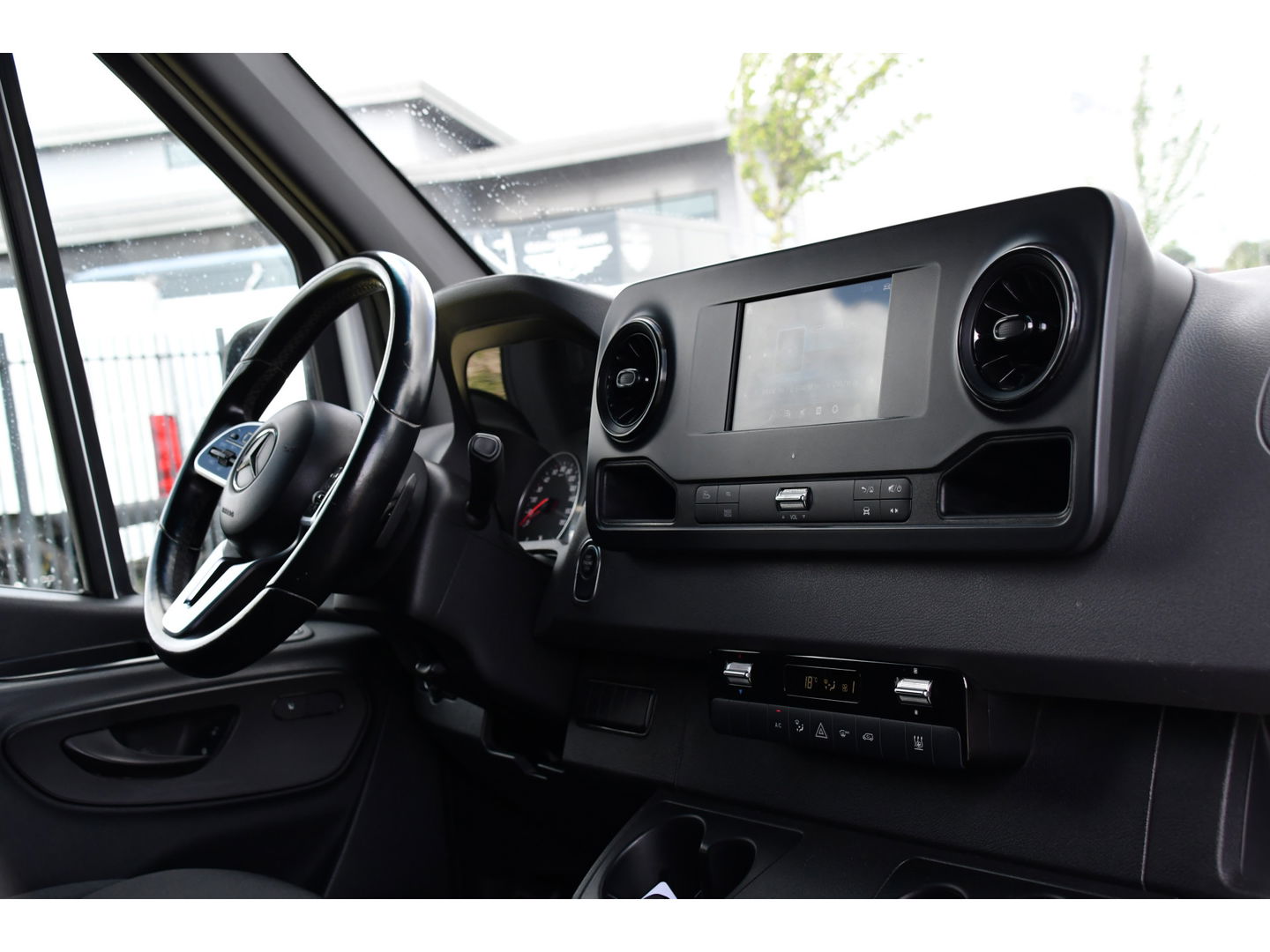 Mercedes-Benz Sprinter 319 V6 3.0 CDI L2H2 AMG Pakket! Camera, Cruise, Carplay, Automaat, LED, 190PK, Multimedia, Stoelverwarming, UNIEK!