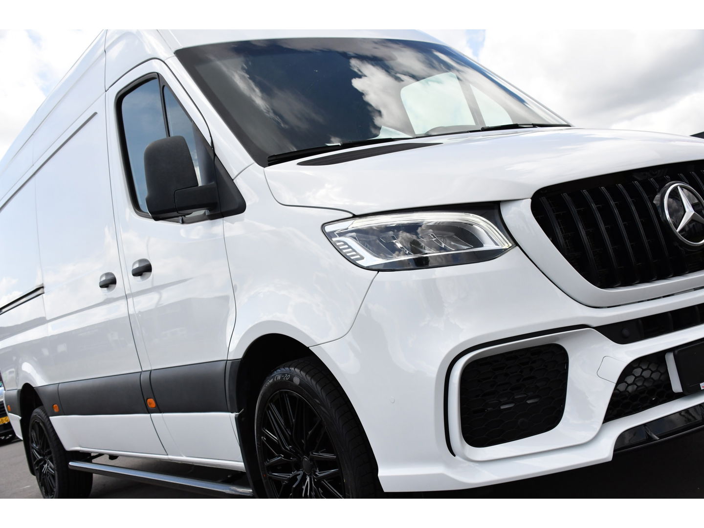 Mercedes-Benz Sprinter 319 V6 3.0 CDI L2H2 AMG Pakket! Camera, Cruise, Carplay, Automaat, LED, 190PK, Multimedia, Stoelverwarming, UNIEK!