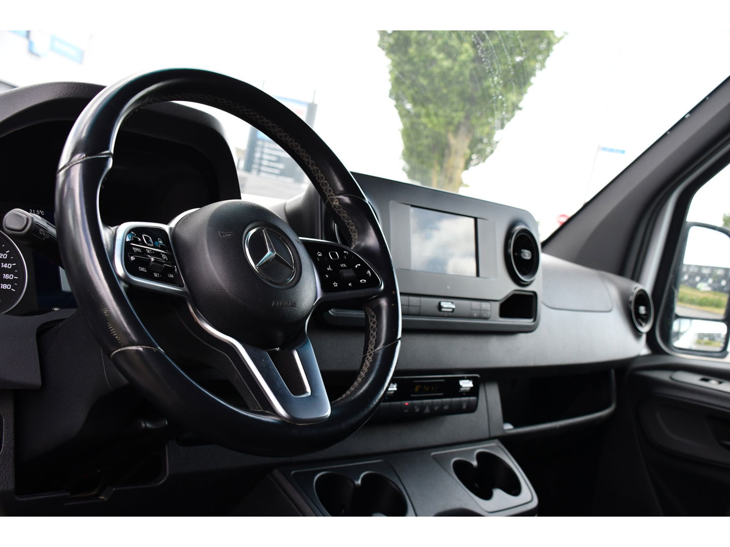 Mercedes-Benz Sprinter 319 V6 3.0 CDI L2H2 AMG Pakket! Camera, Cruise, Carplay, Automaat, LED, 190PK, Multimedia, Stoelverwarming, UNIEK!