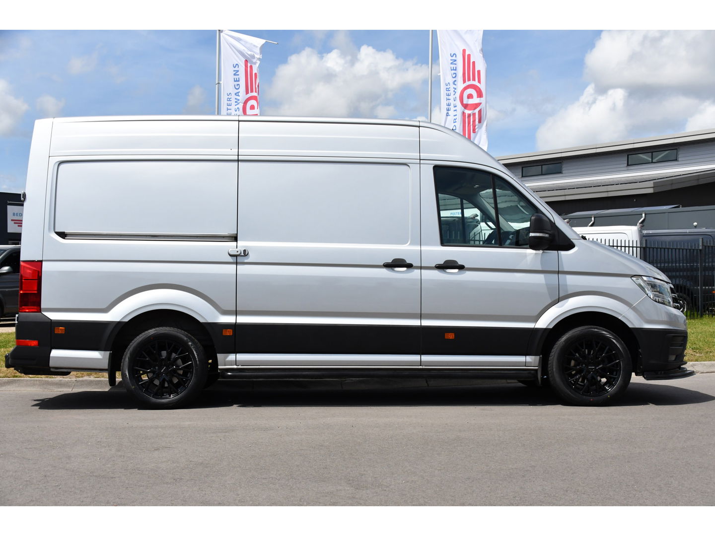 Volkswagen Crafter 35 2.0 TDI L3H3 Highline Adaptieve Cruise, Camera, Carplay, LED, Multimedia, 140PK, Automaat, 2 x Schuifdeur, Stoelverwarming, Uniek!