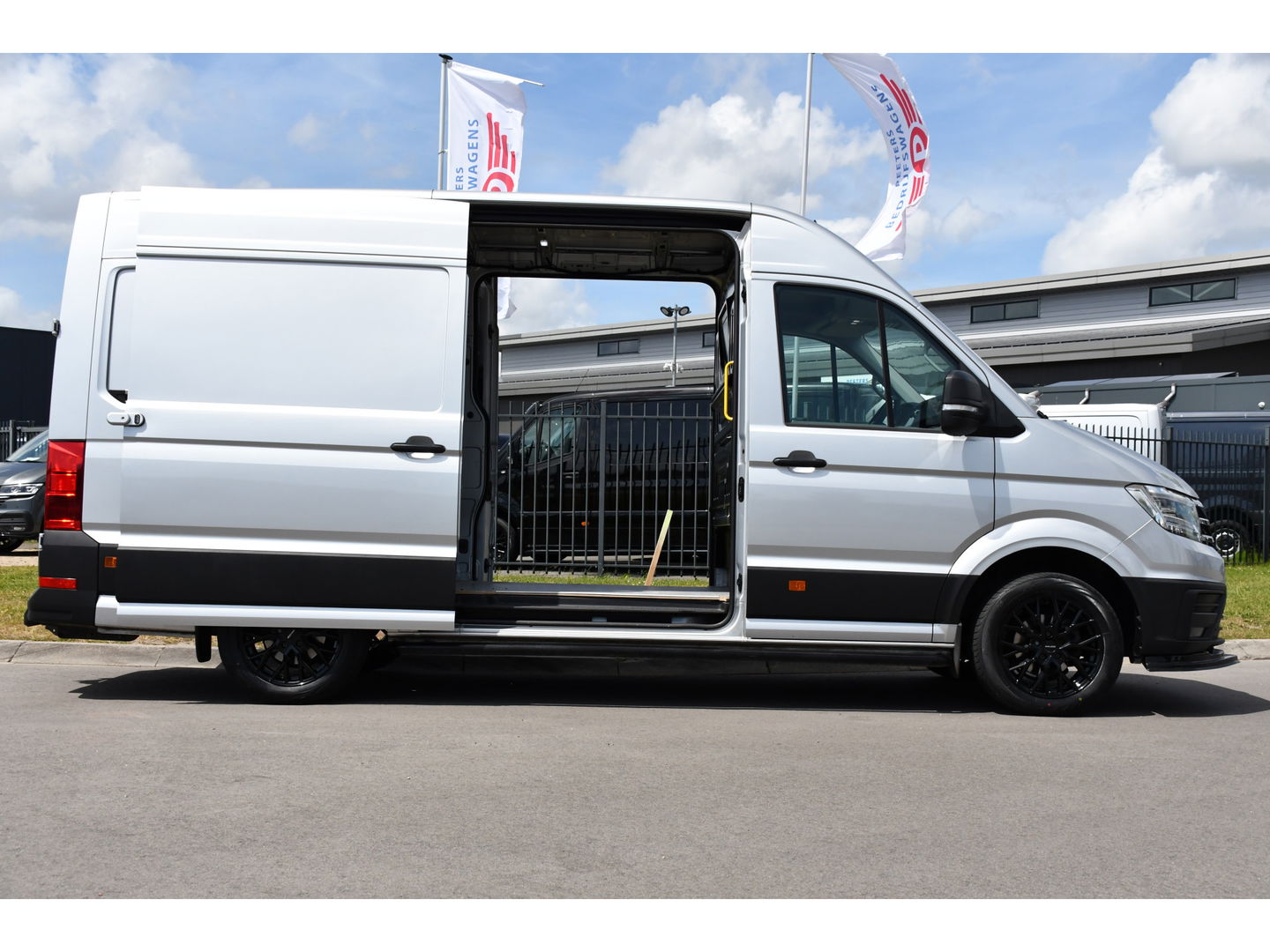 Volkswagen Crafter 35 2.0 TDI L3H3 Highline Adaptieve Cruise, Camera, Carplay, LED, Multimedia, 140PK, Automaat, 2 x Schuifdeur, Stoelverwarming, Uniek!