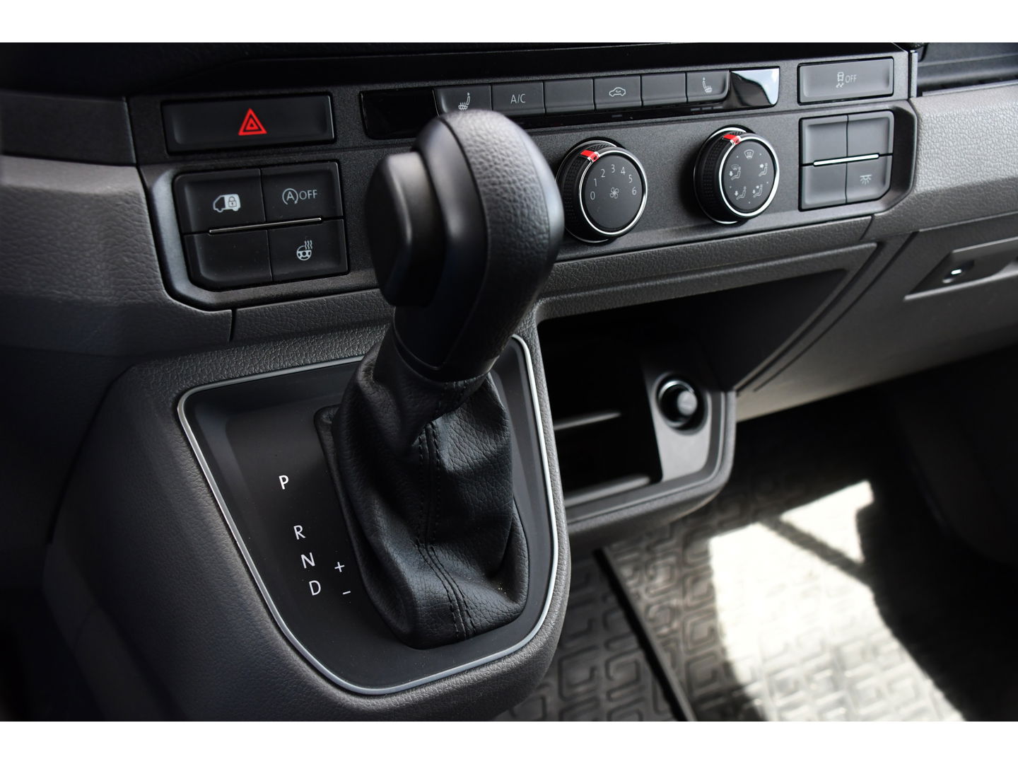 Volkswagen Crafter 35 2.0 TDI L3H3 Highline Adaptieve Cruise, Camera, Carplay, LED, Multimedia, 140PK, Automaat, 2 x Schuifdeur, Stoelverwarming, Uniek!