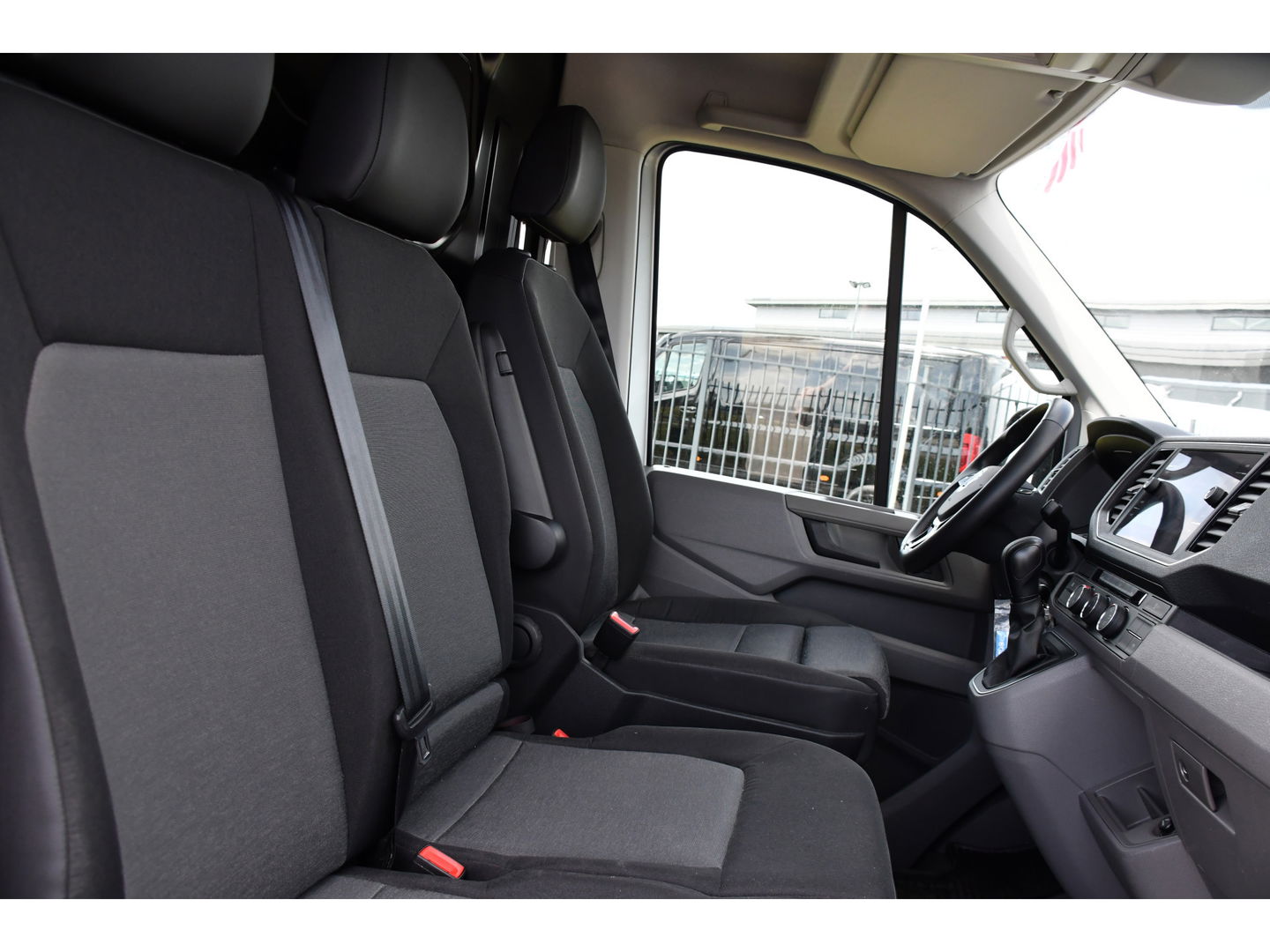 Volkswagen Crafter 35 2.0 TDI L3H3 Highline Adaptieve Cruise, Camera, Carplay, LED, Multimedia, 140PK, Automaat, 2 x Schuifdeur, Stoelverwarming, Uniek!