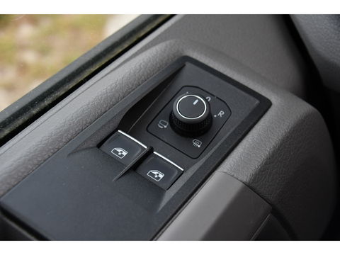 Volkswagen Crafter 35 2.0 TDI L3H3 Highline Adaptieve Cruise, Camera, Carplay, LED, Multimedia, 140PK, Automaat, 2 x Schuifdeur, Stoelverwarming, Uniek!