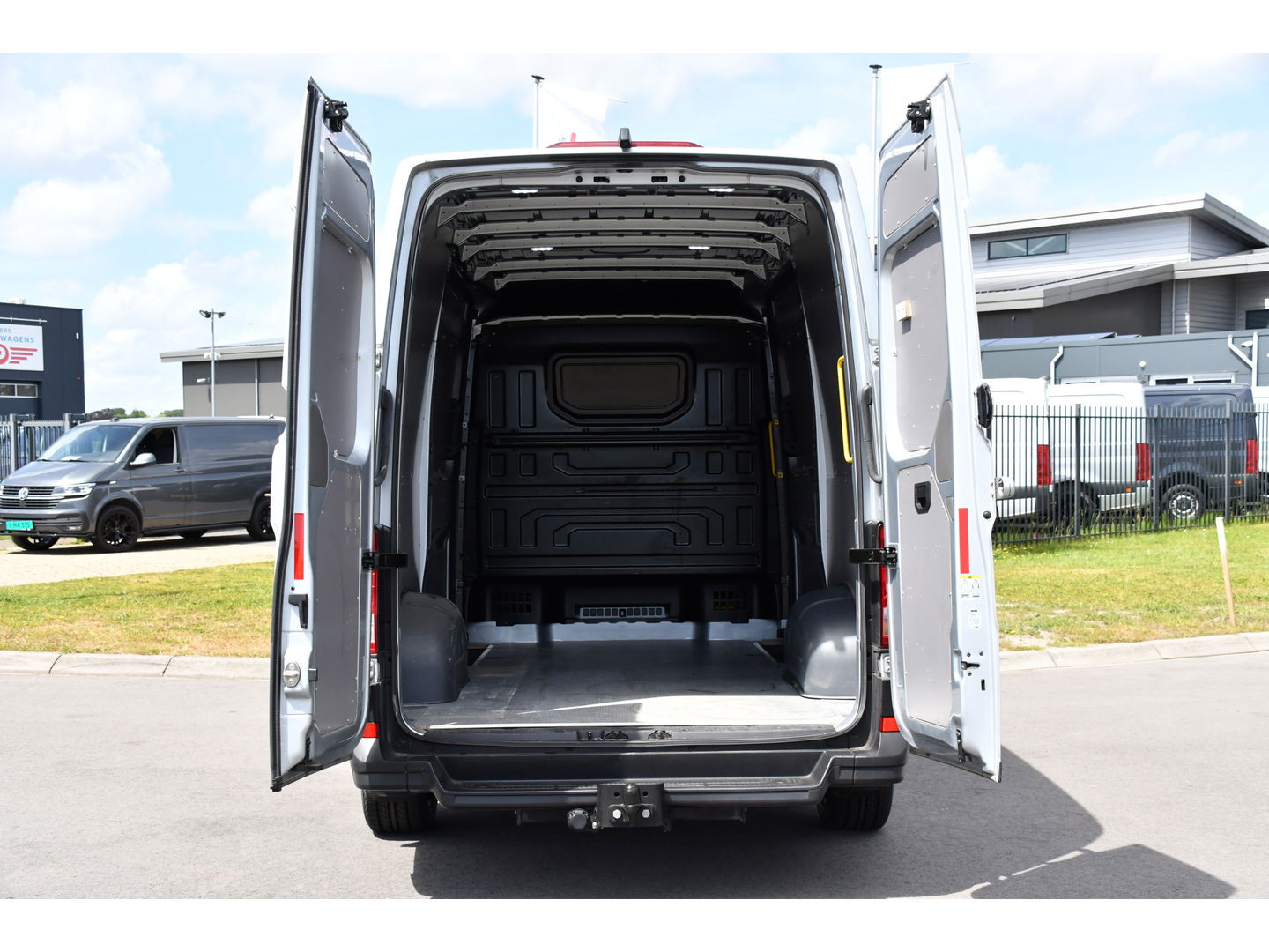 Volkswagen Crafter 35 2.0 TDI L3H3 Highline Adaptieve Cruise, Camera, Carplay, LED, Multimedia, 140PK, Automaat, 2 x Schuifdeur, Stoelverwarming, Uniek!