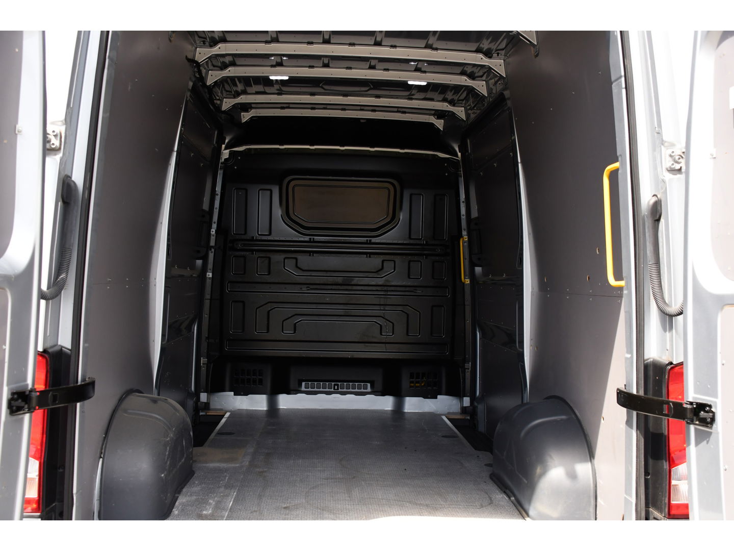 Volkswagen Crafter 35 2.0 TDI L3H3 Highline Adaptieve Cruise, Camera, Carplay, LED, Multimedia, 140PK, Automaat, 2 x Schuifdeur, Stoelverwarming, Uniek!