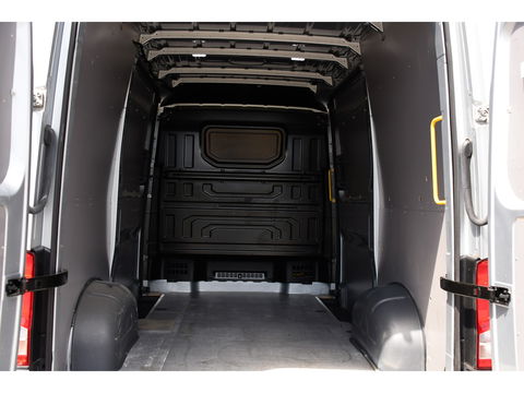 Volkswagen Crafter 35 2.0 TDI L3H3 Highline Adaptieve Cruise, Camera, Carplay, LED, Multimedia, 140PK, Automaat, 2 x Schuifdeur, Stoelverwarming, Uniek!