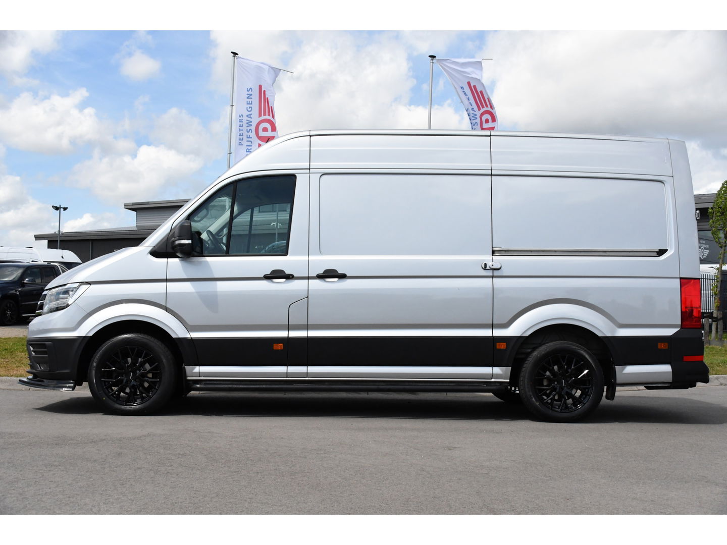 Volkswagen Crafter 35 2.0 TDI L3H3 Highline Adaptieve Cruise, Camera, Carplay, LED, Multimedia, 140PK, Automaat, 2 x Schuifdeur, Stoelverwarming, Uniek!