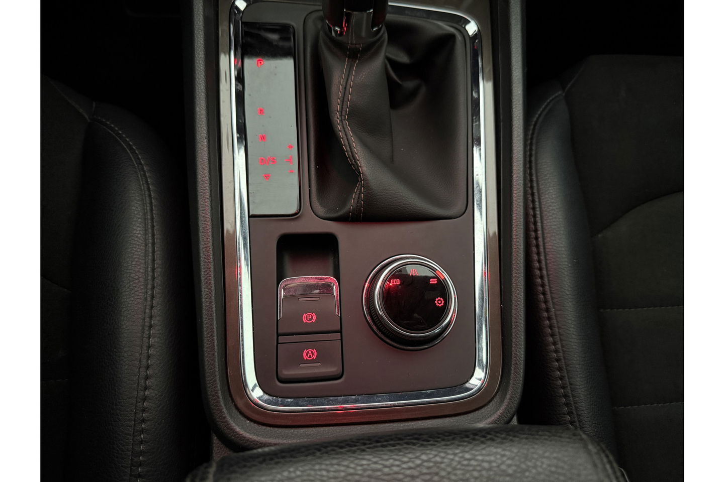 SEAT Ateca 1.5 TSI Xcellence 150PK DSG 360 Camera Sfeer Beats Audio Carplay LED Trekhaak Navi Clima Cruise 18"LMV PDC