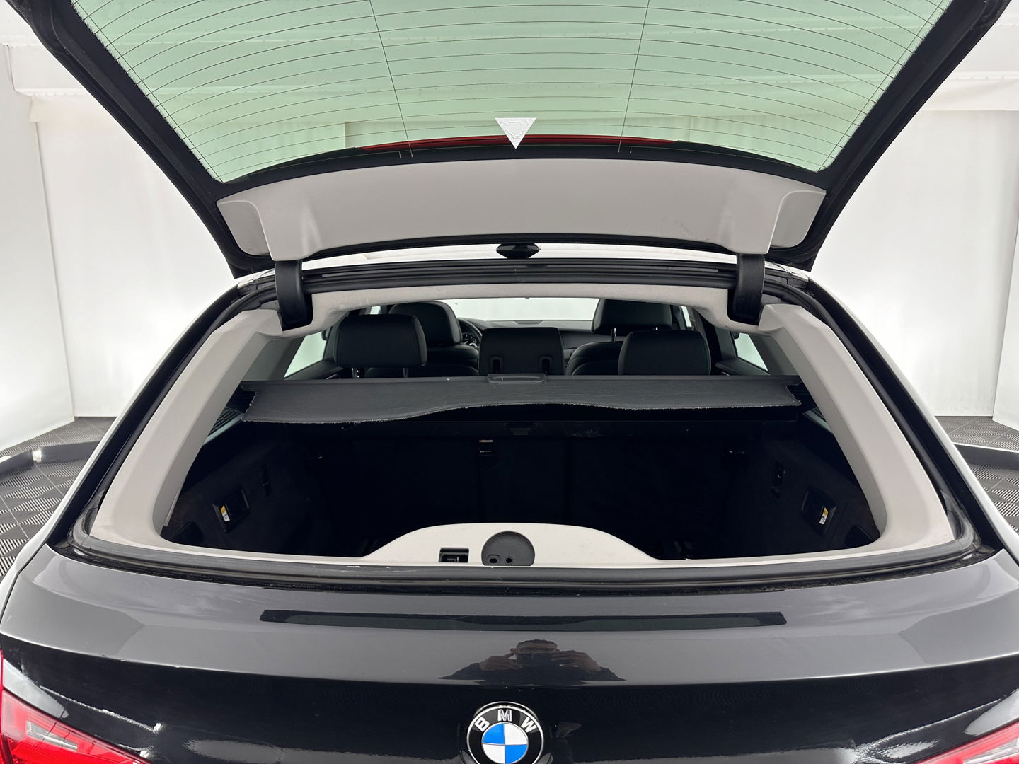 BMW 5 Serie Touring 530d High Executive Luxury-Line Aut. *PANO | LUXURY-LEATHER | HEAD-UP | BI-XENON | MEMORY-PACK | HIFI-SOUND | HEATED-COMFORT-SEATS | NAVI-FULLMAP | CRUISE | TOWBAR | SHIFT-PADDLES | LANE-ASSIST | ECC | PDC | 18''ALU*