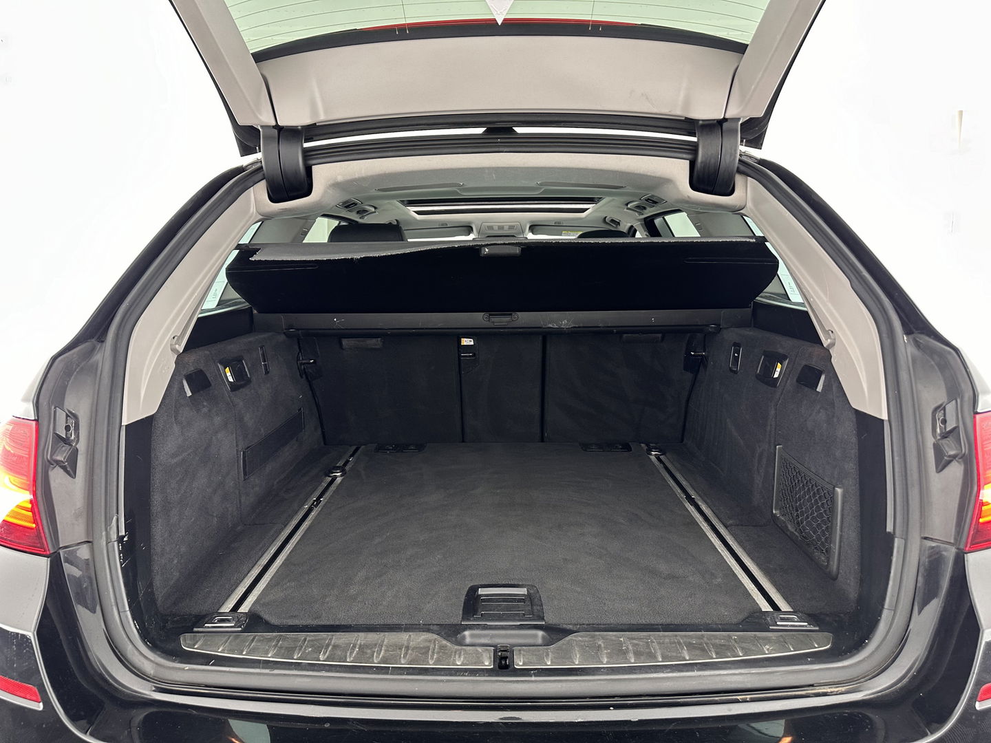 BMW 5 Serie Touring 530d High Executive Luxury-Line Aut. *PANO | LUXURY-LEATHER | HEAD-UP | BI-XENON | MEMORY-PACK | HIFI-SOUND | HEATED-COMFORT-SEATS | NAVI-FULLMAP | CRUISE | TOWBAR | SHIFT-PADDLES | LANE-ASSIST | ECC | PDC | 18''ALU*