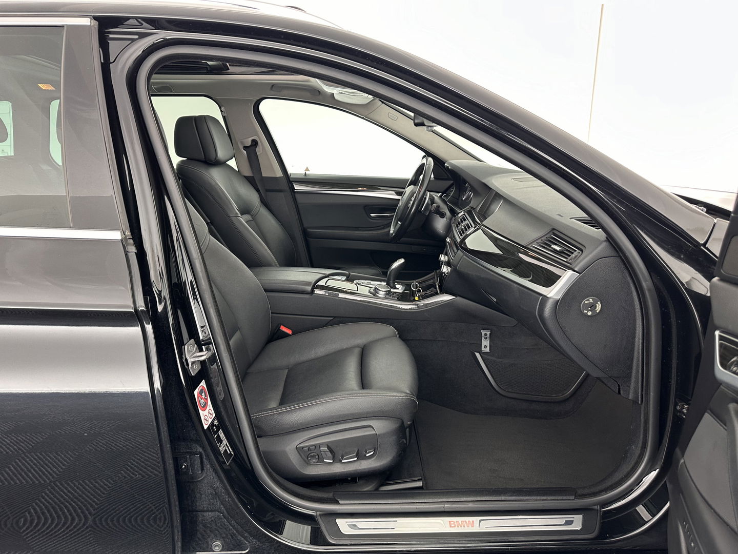 BMW 5 Serie Touring 530d High Executive Luxury-Line Aut. *PANO | LUXURY-LEATHER | HEAD-UP | BI-XENON | MEMORY-PACK | HIFI-SOUND | HEATED-COMFORT-SEATS | NAVI-FULLMAP | CRUISE | TOWBAR | SHIFT-PADDLES | LANE-ASSIST | ECC | PDC | 18''ALU*