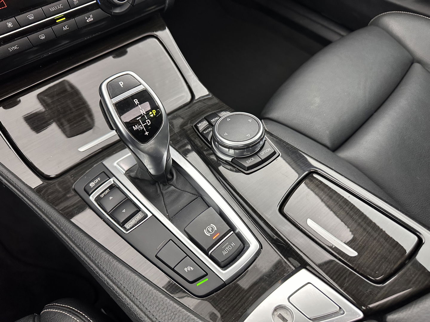 BMW 5 Serie Touring 530d High Executive Luxury-Line Aut. *PANO | LUXURY-LEATHER | HEAD-UP | BI-XENON | MEMORY-PACK | HIFI-SOUND | HEATED-COMFORT-SEATS | NAVI-FULLMAP | CRUISE | TOWBAR | SHIFT-PADDLES | LANE-ASSIST | ECC | PDC | 18''ALU*