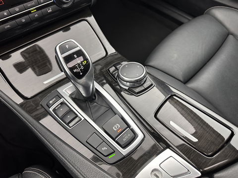 BMW 5 Serie Touring 530d High Executive Luxury-Line Aut. *PANO | LUXURY-LEATHER | HEAD-UP | BI-XENON | MEMORY-PACK | HIFI-SOUND | HEATED-COMFORT-SEATS | NAVI-FULLMAP | CRUISE | TOWBAR | SHIFT-PADDLES | LANE-ASSIST | ECC | PDC | 18''ALU*