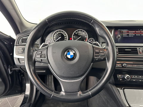 BMW 5 Serie Touring 530d High Executive Luxury-Line Aut. *PANO | LUXURY-LEATHER | HEAD-UP | BI-XENON | MEMORY-PACK | HIFI-SOUND | HEATED-COMFORT-SEATS | NAVI-FULLMAP | CRUISE | TOWBAR | SHIFT-PADDLES | LANE-ASSIST | ECC | PDC | 18''ALU*