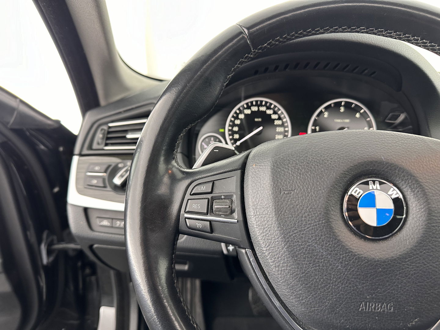 BMW 5 Serie Touring 530d High Executive Luxury-Line Aut. *PANO | LUXURY-LEATHER | HEAD-UP | BI-XENON | MEMORY-PACK | HIFI-SOUND | HEATED-COMFORT-SEATS | NAVI-FULLMAP | CRUISE | TOWBAR | SHIFT-PADDLES | LANE-ASSIST | ECC | PDC | 18''ALU*