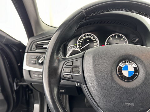 BMW 5 Serie Touring 530d High Executive Luxury-Line Aut. *PANO | LUXURY-LEATHER | HEAD-UP | BI-XENON | MEMORY-PACK | HIFI-SOUND | HEATED-COMFORT-SEATS | NAVI-FULLMAP | CRUISE | TOWBAR | SHIFT-PADDLES | LANE-ASSIST | ECC | PDC | 18''ALU*