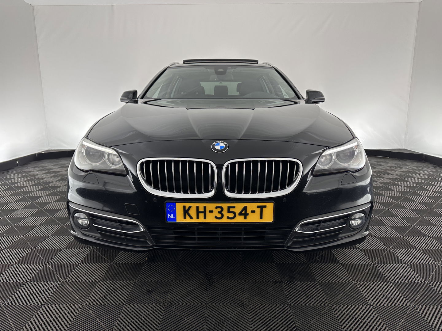BMW 5 Serie Touring 530d High Executive Luxury-Line Aut. *PANO | LUXURY-LEATHER | HEAD-UP | BI-XENON | MEMORY-PACK | HIFI-SOUND | HEATED-COMFORT-SEATS | NAVI-FULLMAP | CRUISE | TOWBAR | SHIFT-PADDLES | LANE-ASSIST | ECC | PDC | 18''ALU*