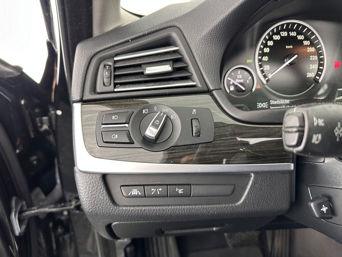 BMW 5 Serie Touring 530d High Executive Luxury-Line Aut. *PANO | LUXURY-LEATHER | HEAD-UP | BI-XENON | MEMORY-PACK | HIFI-SOUND | HEATED-COMFORT-SEATS | NAVI-FULLMAP | CRUISE | TOWBAR | SHIFT-PADDLES | LANE-ASSIST | ECC | PDC | 18''ALU*