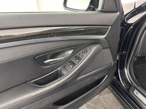 BMW 5 Serie Touring 530d High Executive Luxury-Line Aut. *PANO | LUXURY-LEATHER | HEAD-UP | BI-XENON | MEMORY-PACK | HIFI-SOUND | HEATED-COMFORT-SEATS | NAVI-FULLMAP | CRUISE | TOWBAR | SHIFT-PADDLES | LANE-ASSIST | ECC | PDC | 18''ALU*