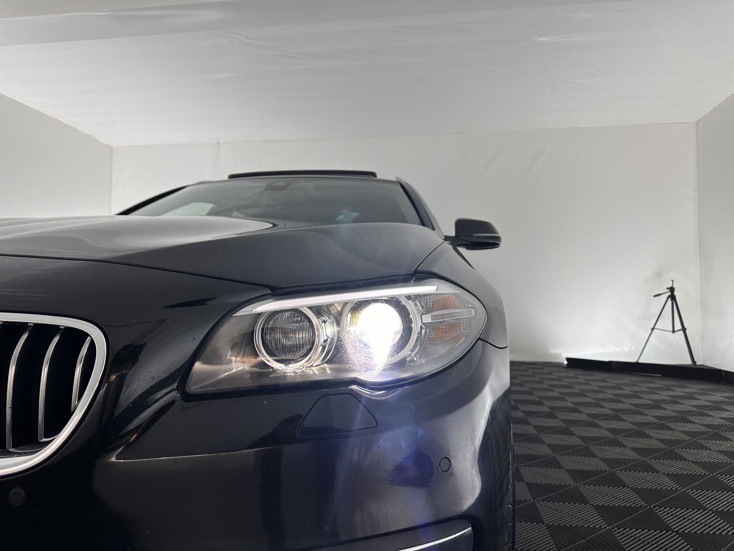 BMW 5 Serie Touring 530d High Executive Luxury-Line Aut. *PANO | LUXURY-LEATHER | HEAD-UP | BI-XENON | MEMORY-PACK | HIFI-SOUND | HEATED-COMFORT-SEATS | NAVI-FULLMAP | CRUISE | TOWBAR | SHIFT-PADDLES | LANE-ASSIST | ECC | PDC | 18''ALU*